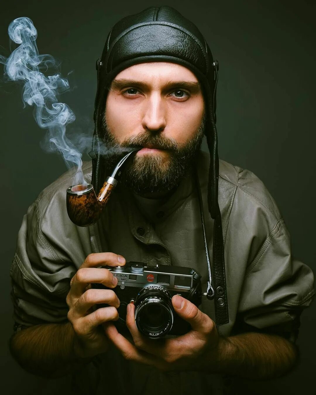 Старик с трубкой. Курильщик трубки. Человек курит трубку. Джентльмен с трубкой. Жак ив кусто курит.