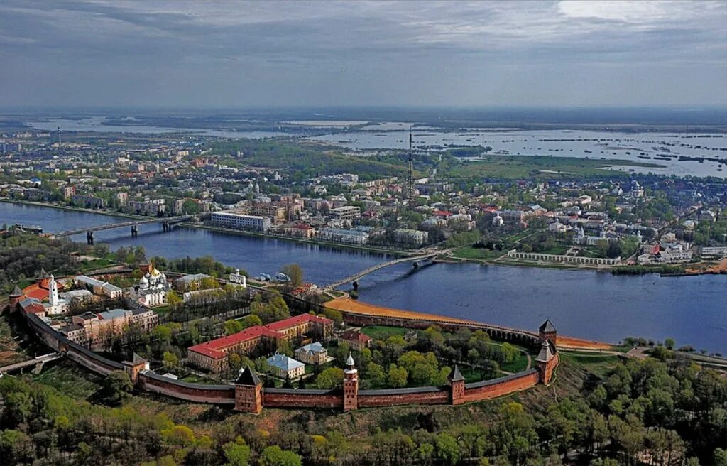 Великий новгород вики. Новгородский детинец ярославово дворище. Виды великого новгорода. Великий новгород кремль. Великий новгород город.