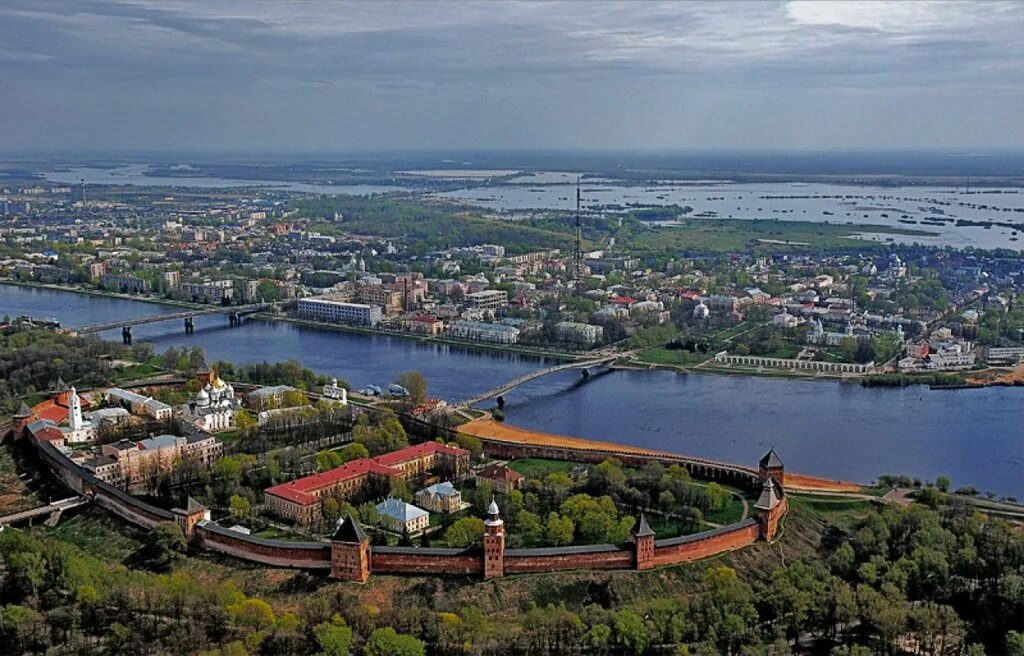 Сколько живет в новгороде. Исторический центр Великого Новгорода. Великий Новгород с высоты птичьего полета. Великий Новгород Кремль с высоты птичьего полета. Великий Новгород центр центр города.