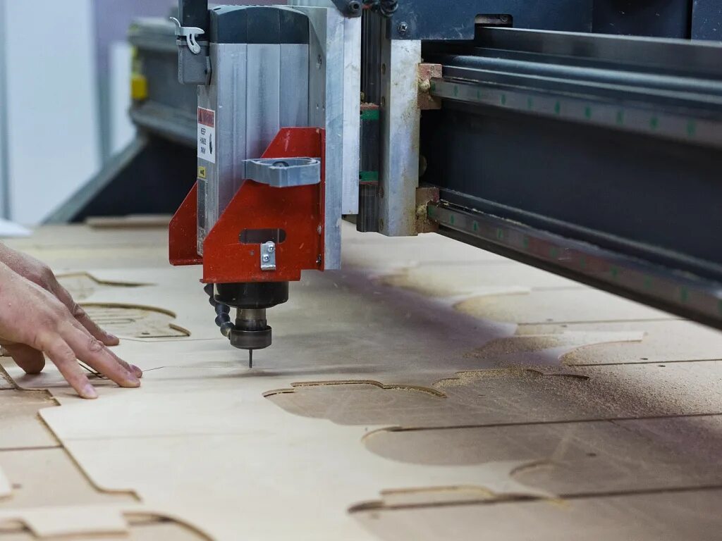 Раскрой материала. Cnc router мдф. Станок для плоттерной резки картона. Полотно для раскройки. Лекало в швейном производстве.