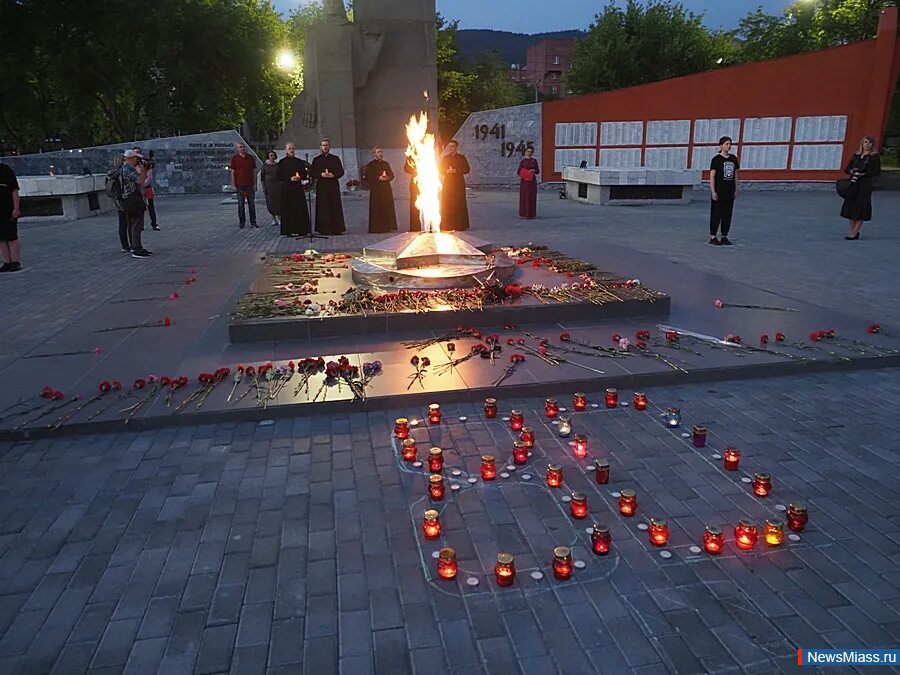 Память миасс вк. Вечный огонь Миасс. Свеча памяти Трехгорный. В память Миасс. Мемориал Миасс в память.