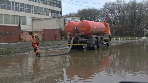 Откачивать жидкость