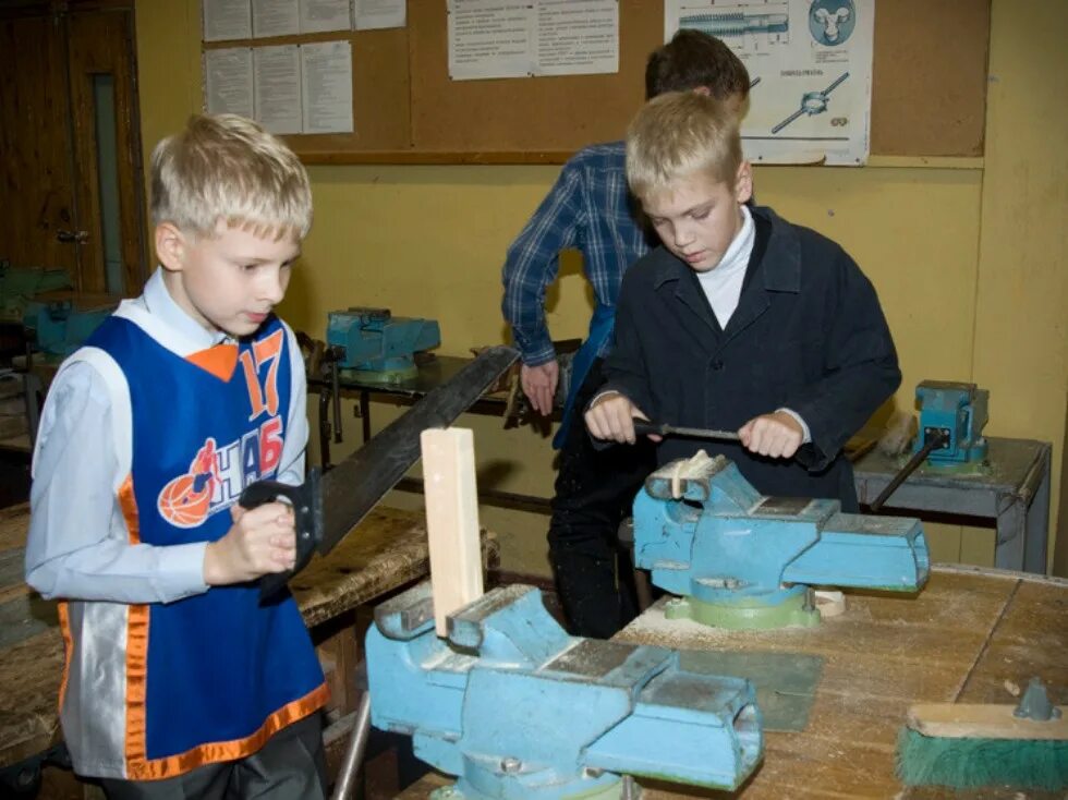 Техническое образование школьников. Уроки труда в школе для мальчиков. Урок технологии мальчики. Школьные уроки труда для мальчиков. Труды в школе для мальчиков.