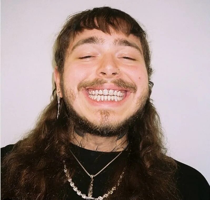 Post malone текста. Post malone рэпер. post malone зубы. post malone прическа.