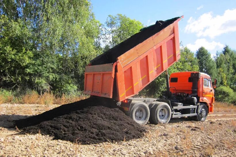 Чернозём перегной навоз камаз. Перевозка земли. Плодородный грунт камаз. Чернозем грунт камаз. Самосвал с землей.