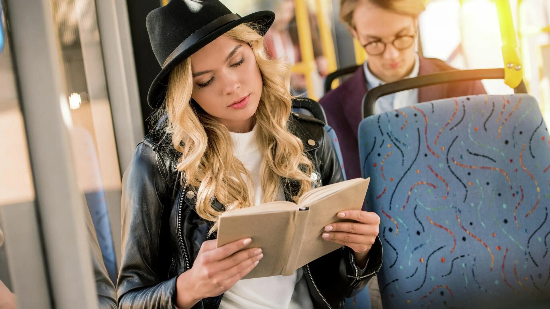Люди в трамвае. Чтение в автобусе. Книга для чтения в метро. Подросток с книгой. Паблик читающие.