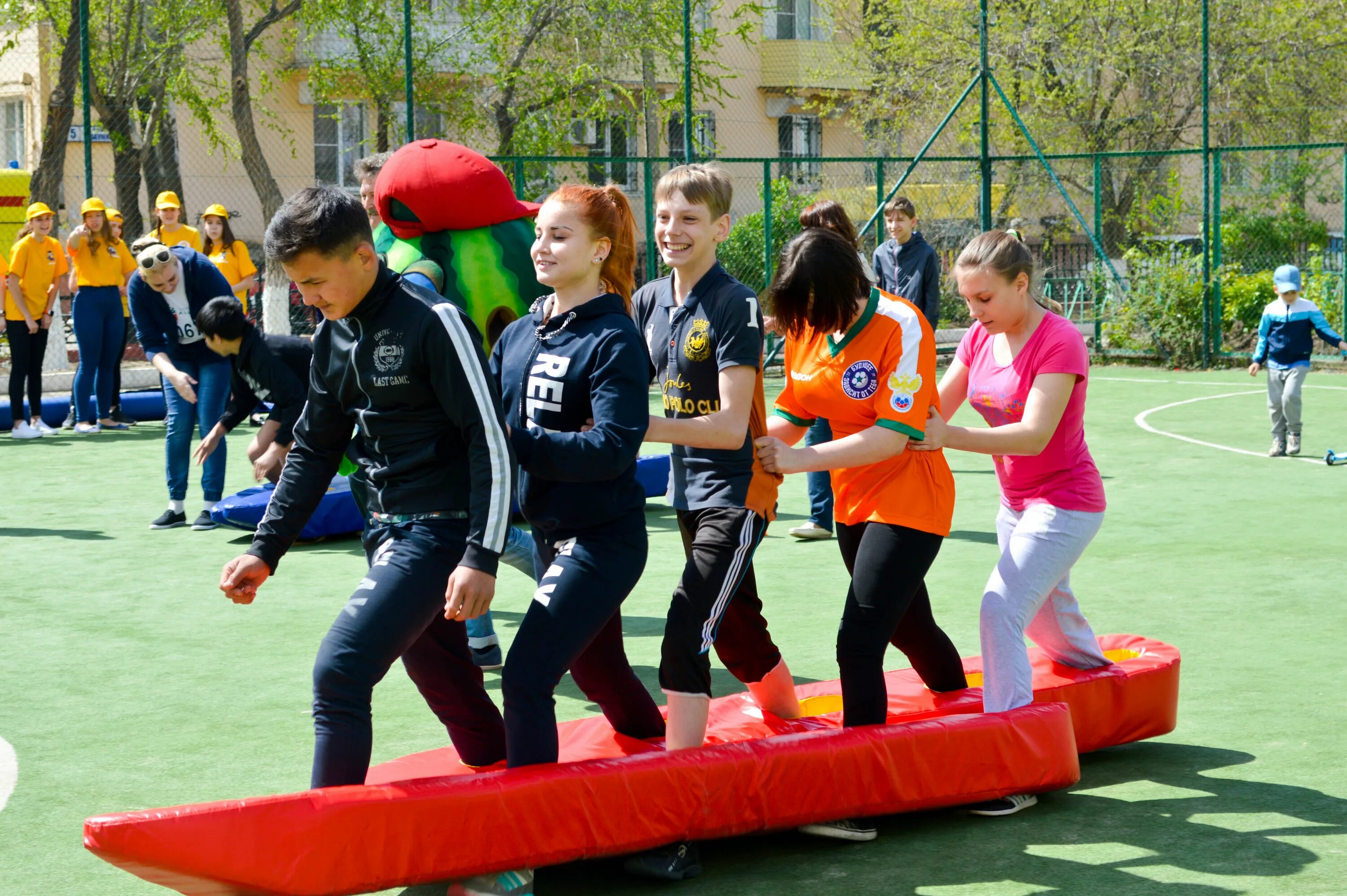 Спортивный праздник. Необычные спортивные соревнования для детей. Спортивные мероприятия. Спортивные мероприятия для детей. Большие игры соревнования