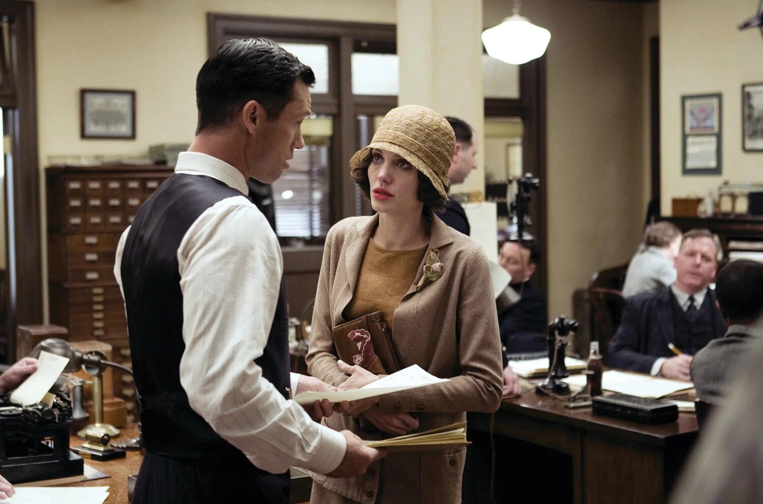 Being met. друзья и встречи. Meet картинка для детей. мужчина и женщина на скамейке. общение людей.