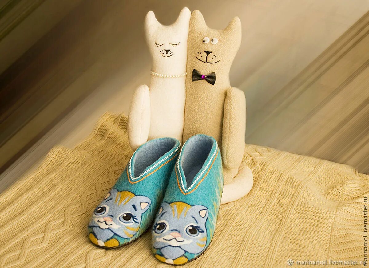 Тапки котики. Валяные тапочки котики. Вяленые тапочки для кота. Валяные тапочки котики. Тапочки кошки.