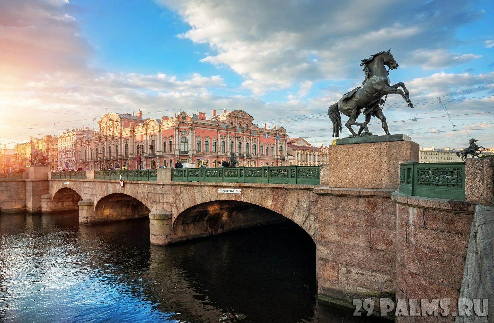 Через какую реку перекинут аничков мост. Аничков мост в Санкт-Петербурге. Река Фонтанка Аничков мост. Аничкин мост в Санкт-Петербурге. Петербург Аничков мост.