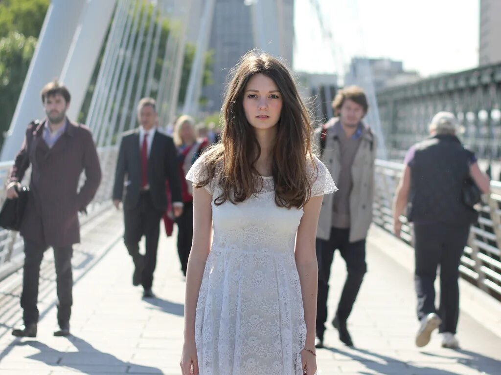 Девушка обернулась в толпе. Человек толпы. Человек среди толпы. Толпа и один человек. Одиночество в толпе.