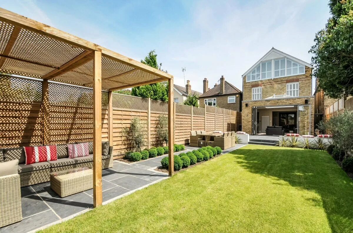 Каркасная баня 4х5. Дом с гаражом и забором. Дом в стиле шале с гаражом. Баня у забора. Гараж на участке.