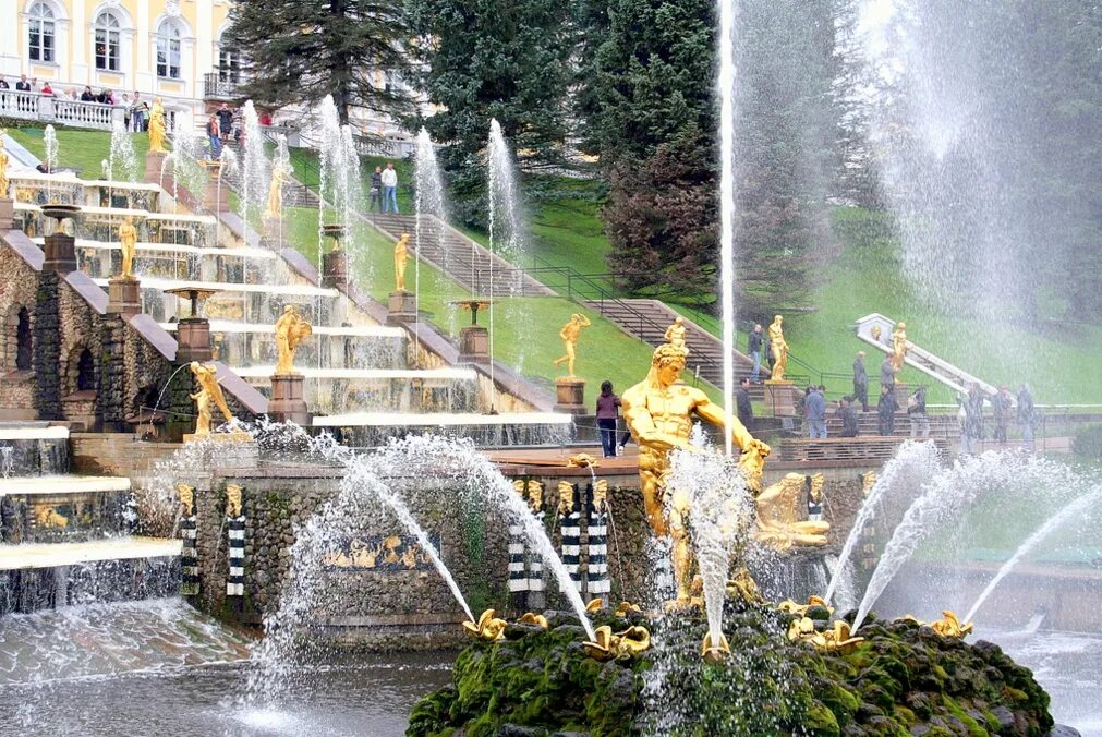 Сколько лет фонтанам в петергофе