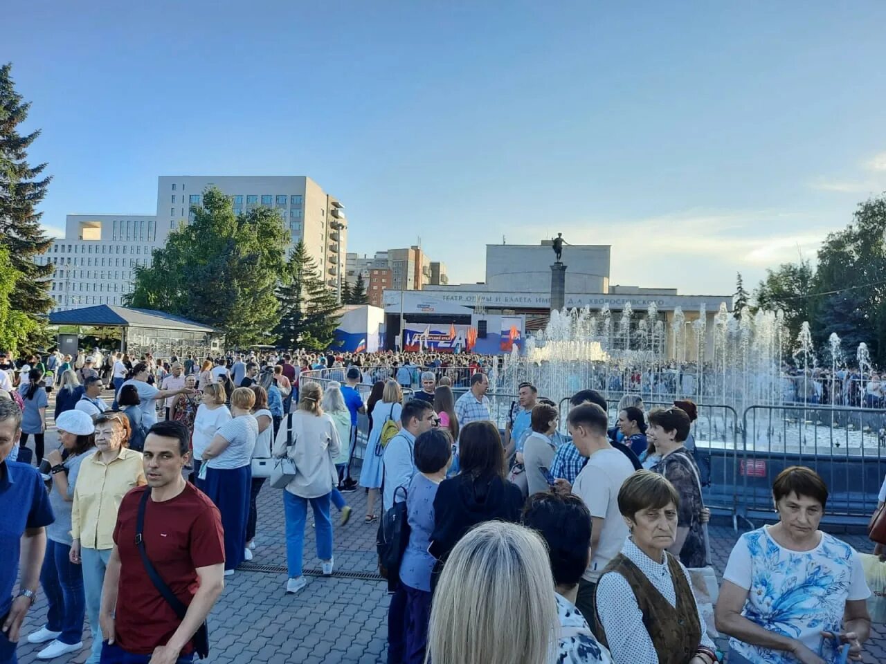 Концерт Любэ в Красноярске. Митинг концерт Красноярск. Люди на площади. Концерт любэ в красноярске в 2022