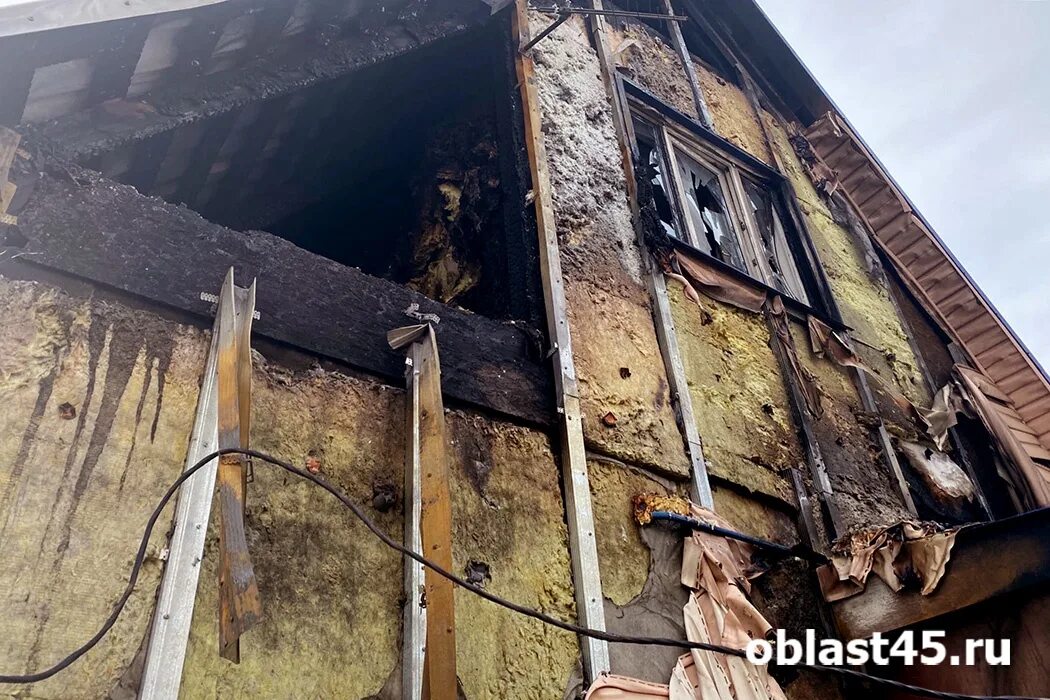 Сгоревший дом. Сгоревший дом в Кургане. Курган горит. 14 Октября в Кургане в Западном поселке сгорел дом. У соседей сгорел