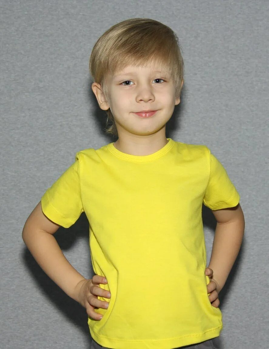 Желтый малыш. Малыш футболка жёлтая. Детские желтые футболки. Ребёнок в жёлтом. Ребенок в желтой футболке.