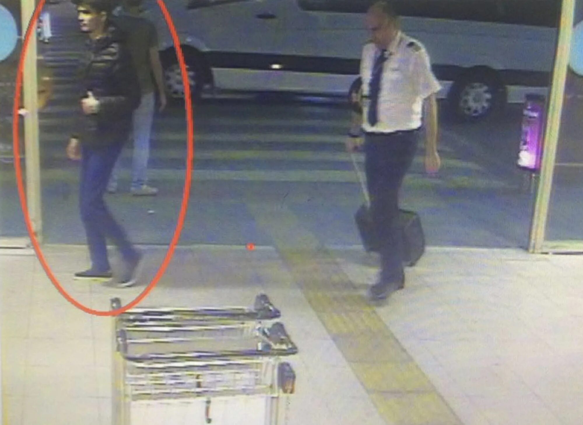 Нападение подтвердить. Теракт в Турку. Турция теракт в аэропорту. Теракт в аэропорту имени Ататюрка. Фото террориста смертника в аэропорту.