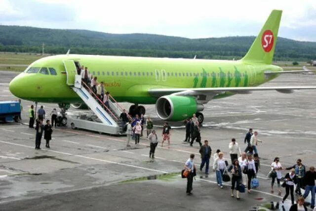 Эсеван 7 купить. А310 s7 Домодедово. S7 Airlines в аэропорту Южно-Сахалинска. Самолеты эссевен авиакомпания. Аэропорт Краснодар s7.