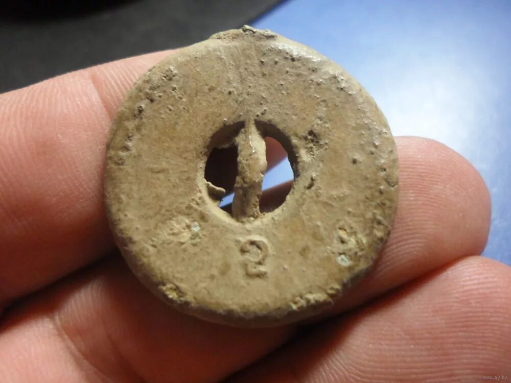 пуговица с двумя молотками. пуговицы с мундиров российской империи. номерные пуговицы. пуговица офицерская риа 1812. пуговица с номером 4.