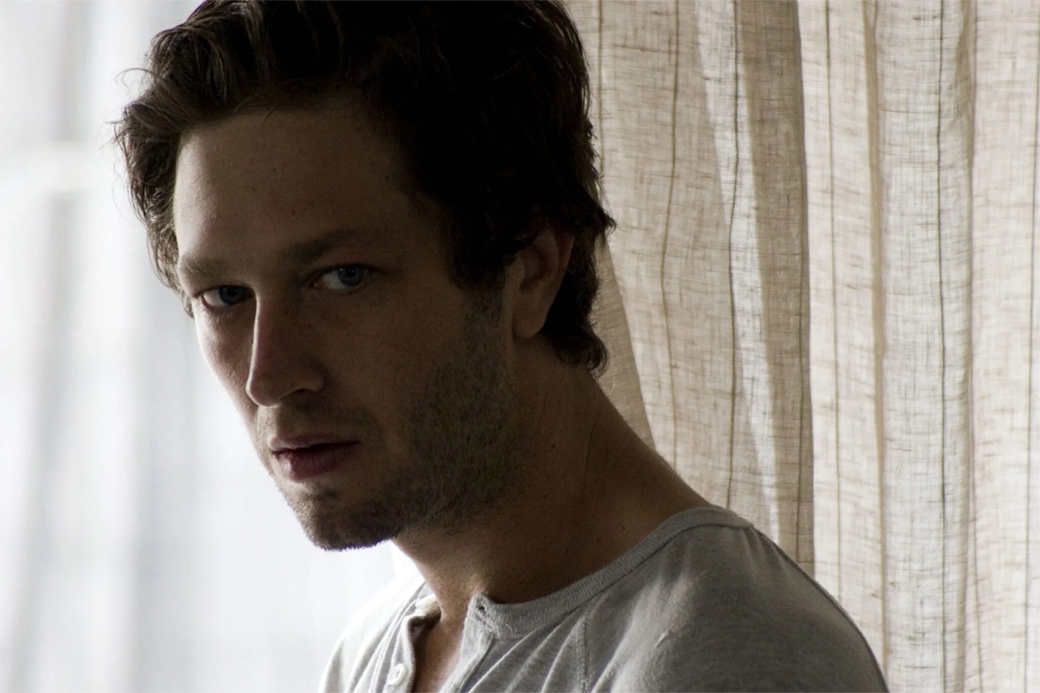 Эбон мосс-бакрак каратель. Эбон мосс-бакрак андор. Эбон мосс-бакрак 2004 год. Элизабет мосс папарацци. Эбо мосс бакрах.