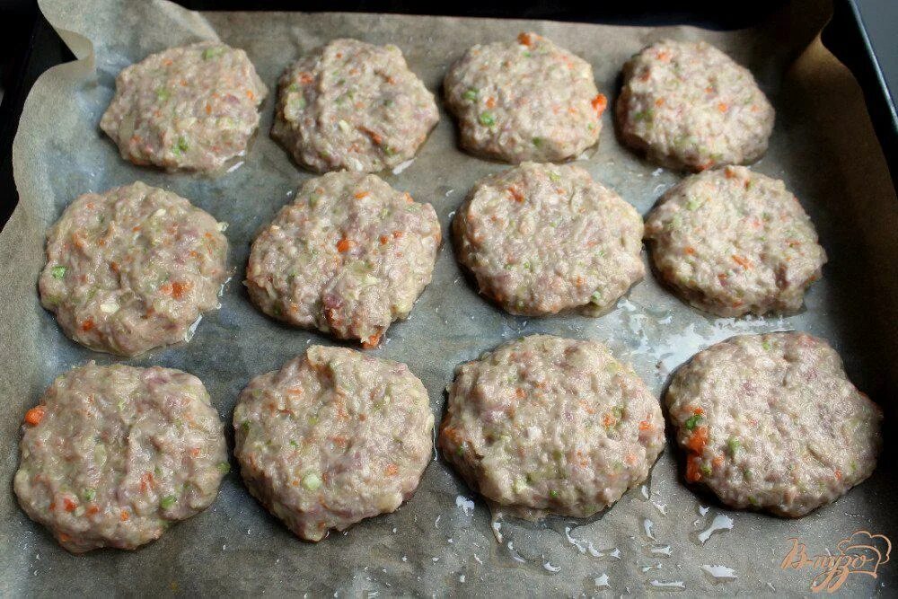 Котлеты из фарша говядины с кабачком. Паровые котлеты. Котлеты из фарша говядины с кабачком. Котлеты из кабачков с фаршем. Мясные котлеты с кабачком.