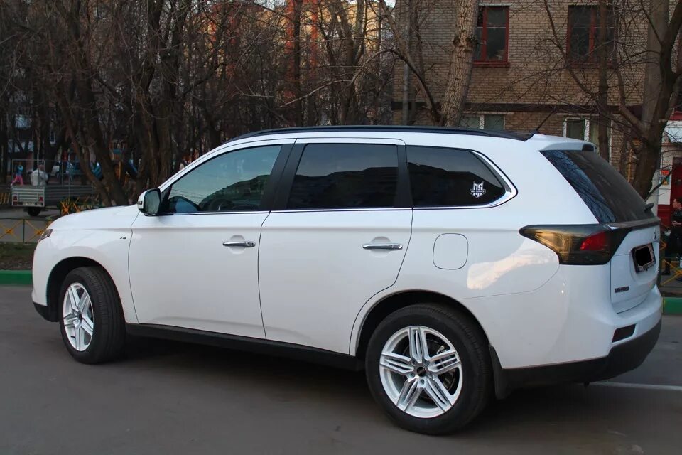 Шины мицубиси аутлендер 3. Outlander 3 r18. Mitsubishi Outlander 3 r18. Литые диски Митсубиси Аутлендер 3. Mitsubishi Outlander 2013 на r18.