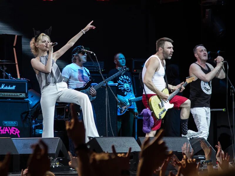 Юлия топольницкая экспонат. Вечерний ургант на лабутенах ленинград. Песню экспонат группы ленинград. Песню экспонат группы ленинград. Юлия топольницкая ленинград экспонат.