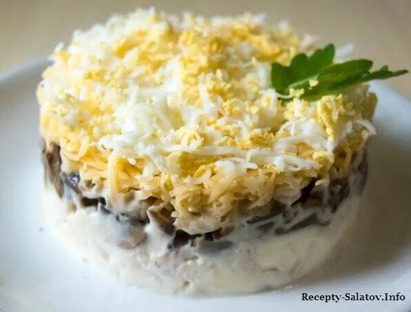 Украшение слоеных салатов. Салат с грибами и сыром. Салат с курицей шампиньонами сыром рецепт. Салат из шампиньонов и куриной грудки. Салат с курицей.