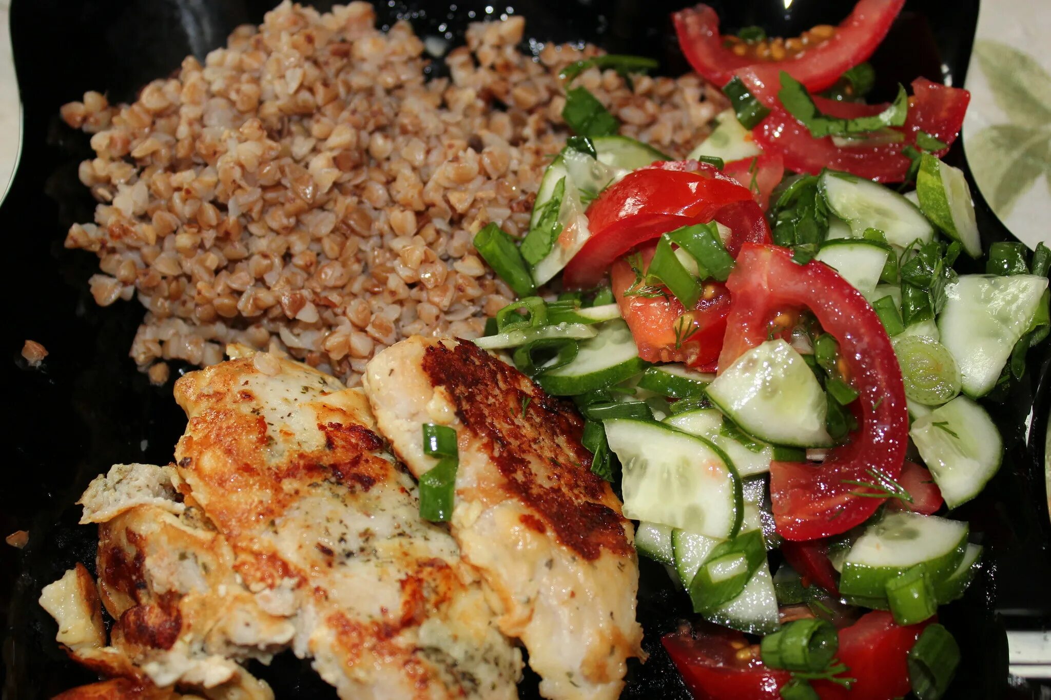 Ужин курица с гречкой. Гречка с куриной грудкой. Гречка на ужин в духовке. Пп завтрак с гречкой. Гречка в духовке.