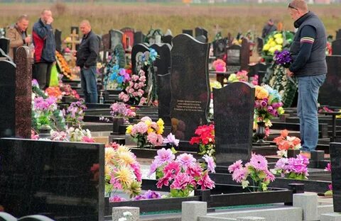 Четные цветы на кладбище