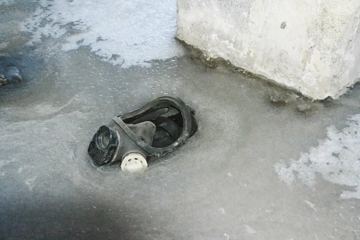 вмерз в лед