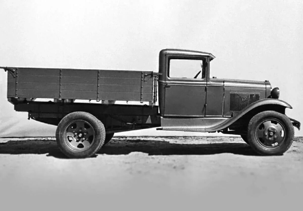 Сколько стоит полуторка. Грузовик полуторка ГАЗ-АА. Советский грузовик ГАЗ-АА полуторка. Полуторка машина ГАЗ АА. ГАЗ АА 1932.