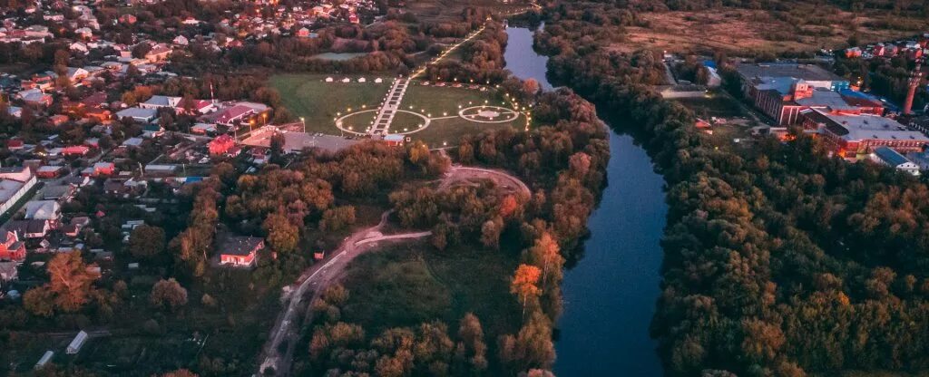 Принарский парк серпухов. Приморский парк Серпухов. Приморский парк Серпухов домики. Город Серпухов Приморский парк.