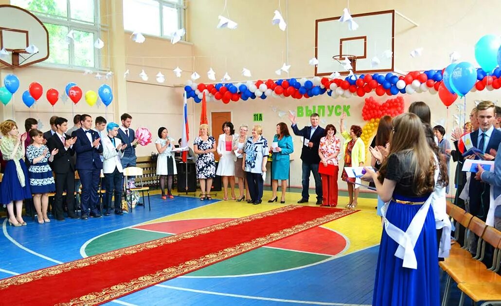 242 школа фото Торжественная линейка ГБОУ школа № 242 с углублённым изучением физики и математи