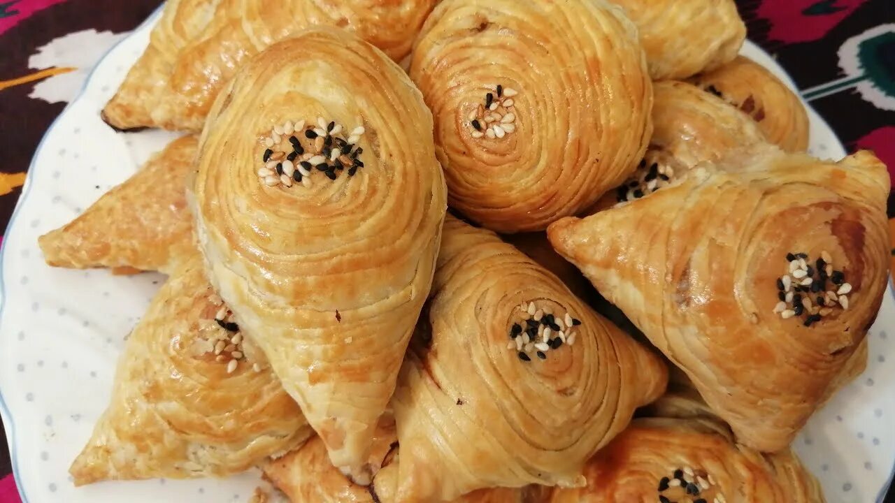 Самса хрустящая. Слоеные самсы с тыквой. Курник самса. Самса слоеная. Самса из слоеного теста с фаршем и луком в духовке.