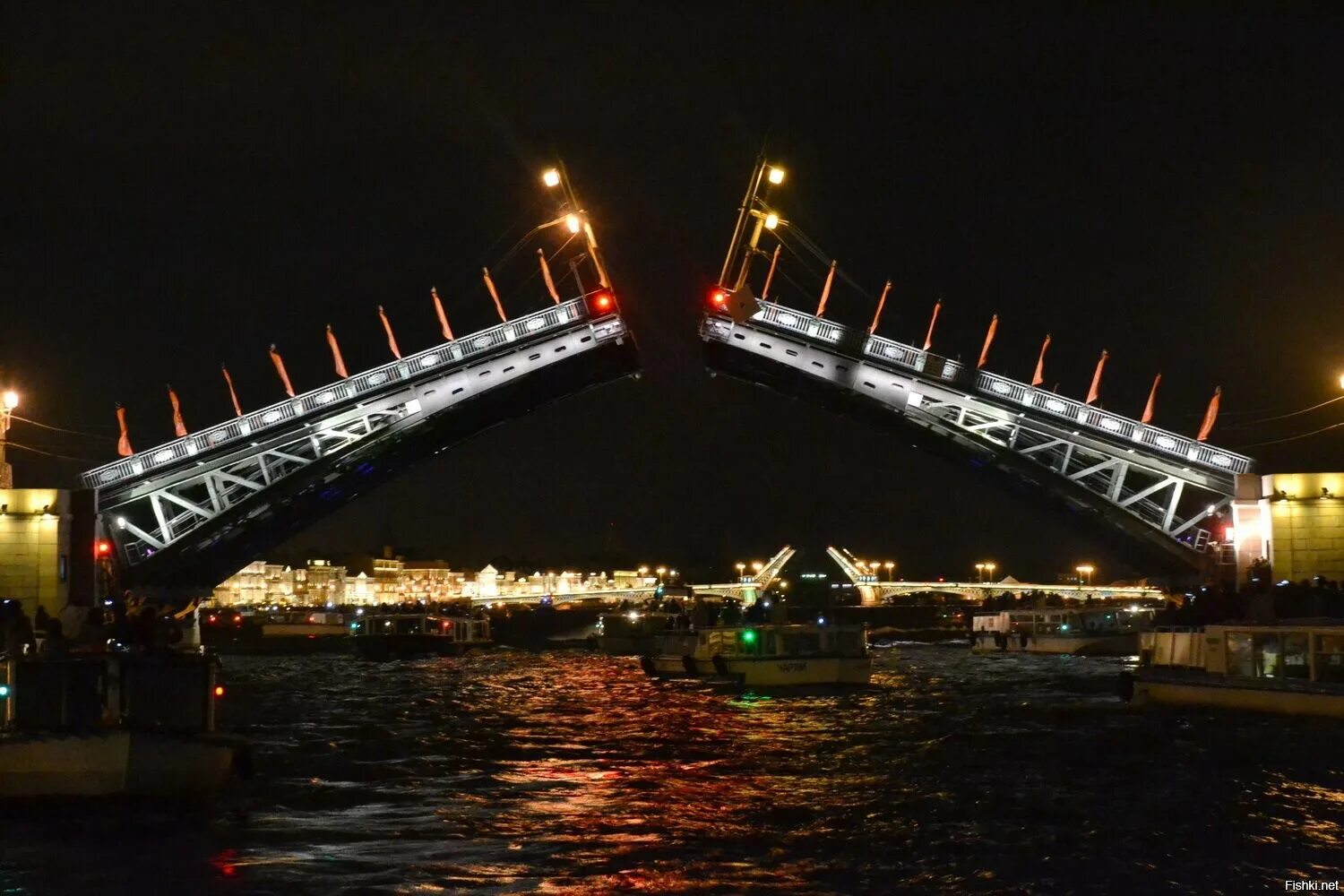 Где начинается мост. Разводной мост в Санкт-Петербурге. Дворцовый мост в Санкт-Петербурге. Разводной мост на Неве в Санкт Петербурге. Ночной Санкт-Петербург экскурсия.