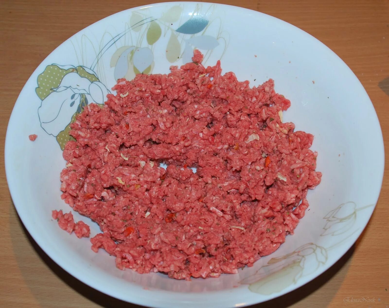 Сколько варить фарш. Фарш с луком. фарш с чесноком. фарш с солью и перцем. фарш лук соль перец.