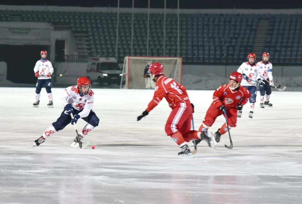 лед на енисее. саяны игра сегодня. соревнования на стадионе. саяны абакан команда. хоккеисты саяны.