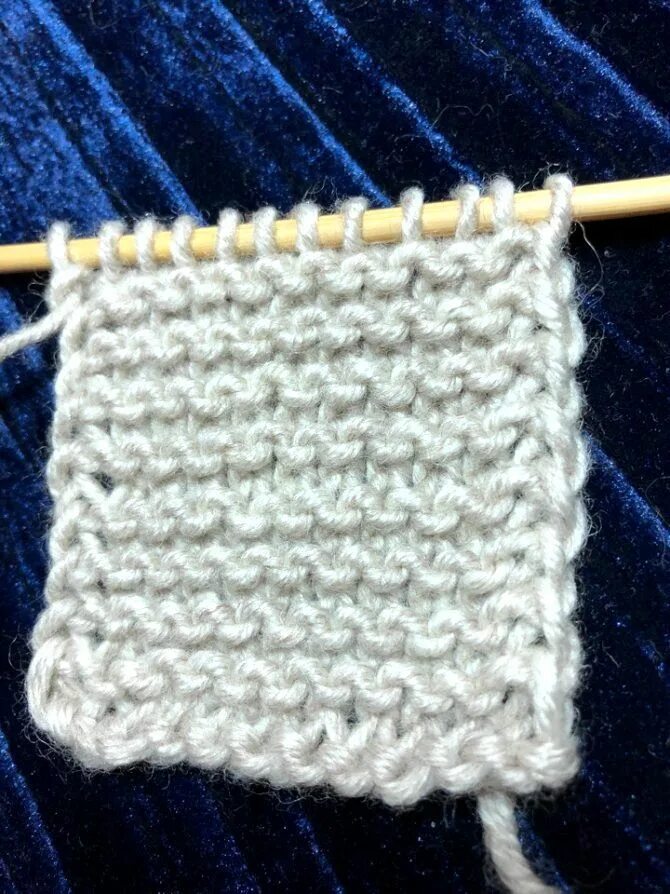 Вязание спицами платочная вязка для начинающих. Кромочная петля. Петля платочной вязкой. Петля платочной вязки спицами как вязать. Вязание спицами платочная вязка.