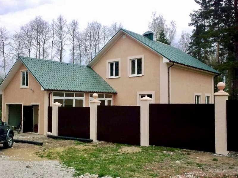 гараж в заборе. дом и гараж на участке. дом с гаражом и забором. дом с отдельностоящим гаражом. гараж рядом с забором.