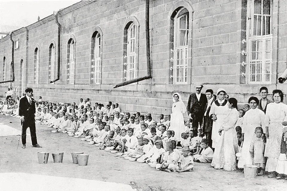 April 24 armenian genocide tsitsernakaberd. Геноцид армянского турция 1915. Геноцид армян османской. Геноцид в османской империи. Турецкий геноцид армян 1915.