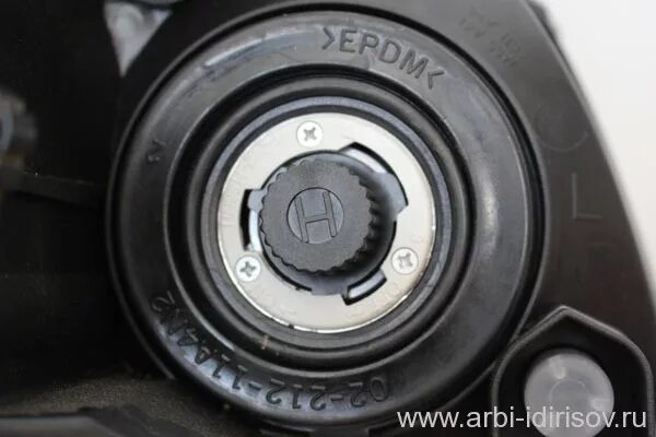 Как заменить лампочку ближнего света на королле Philips D4S 42402C1 или как поменять лампы ближнего света. Toyota Noah, 2 л, 2