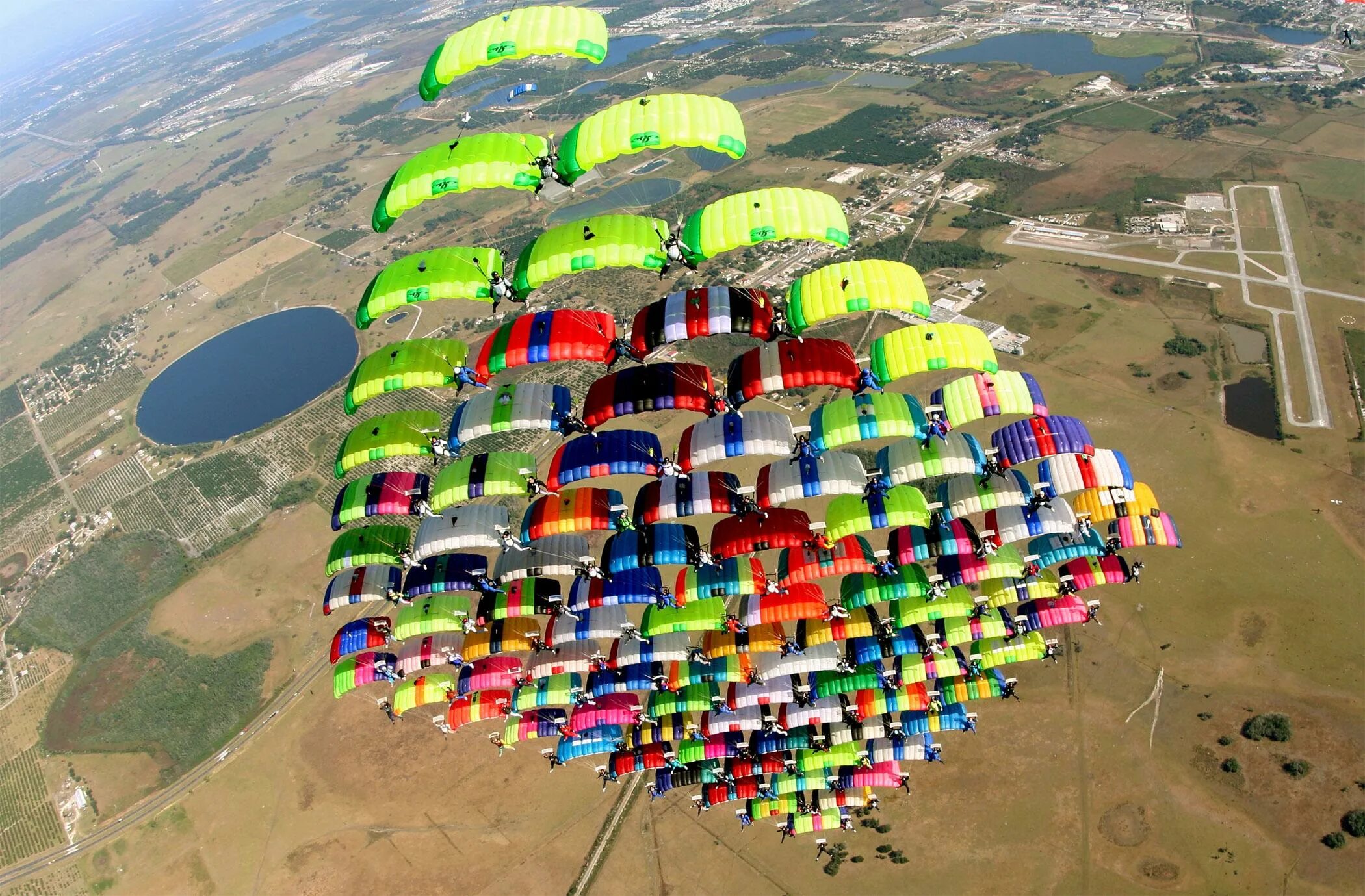 Спортивный парашют. Нейлон парашют. Фигуры парашютистов в воздухе. Парашютисты в небе. Парашютисты.