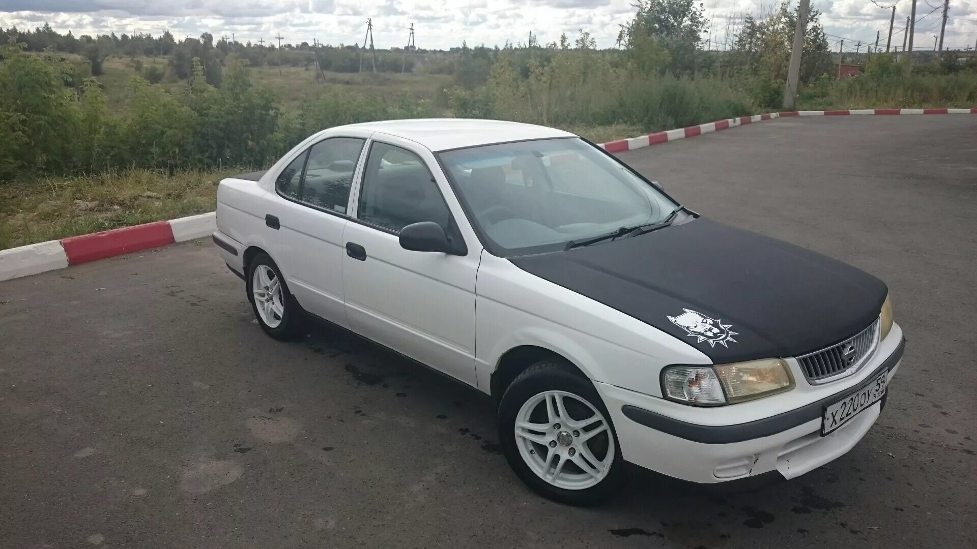 Купить ниссан санни в омске. Nissan Sunny b15. Nissan Sunny b10. Ниссан Санни 200. Ниссан Санни на литье 2000.