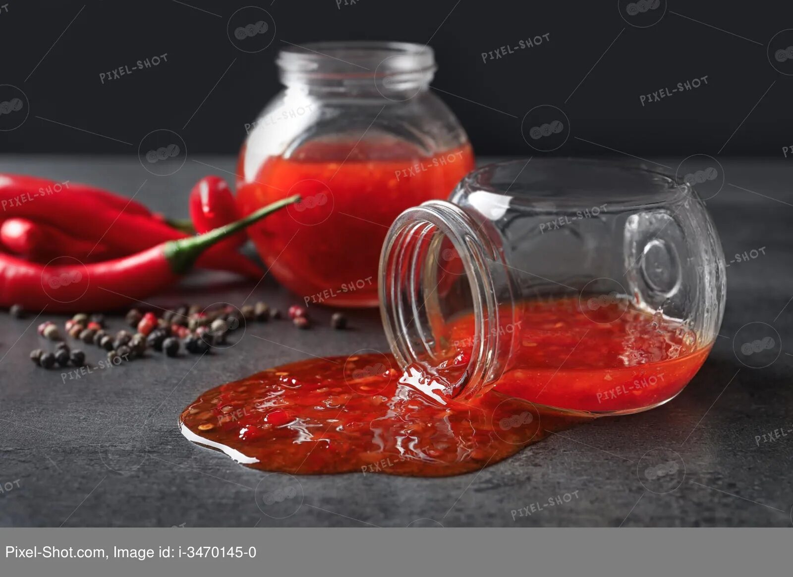 Брызги соуса. Пролить соуса. Соевый соус пролитый. Кетчуп. Бутылка кетчупа на белом фоне.