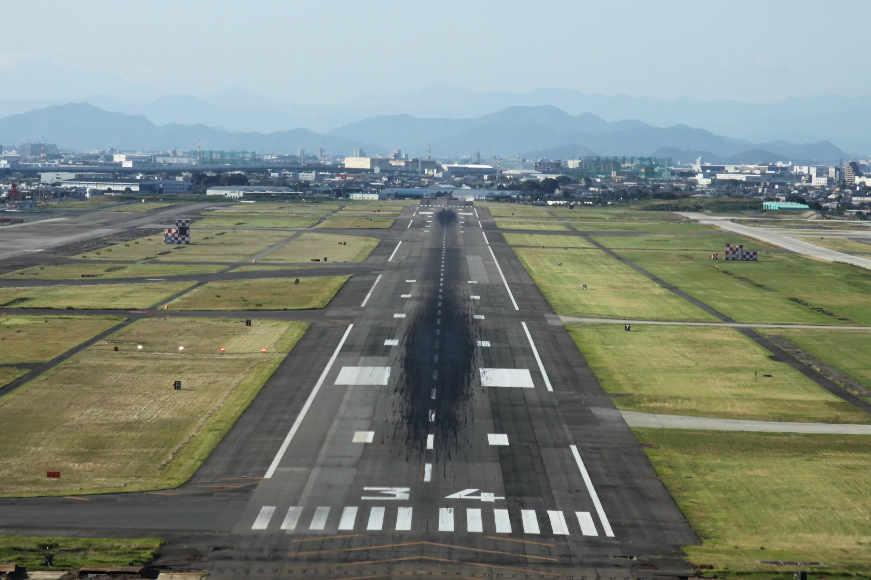 Airport road. Аэропорт Нагоя. Взлетная полоса. Модная взлетно-посадочная полоса. Airfield.