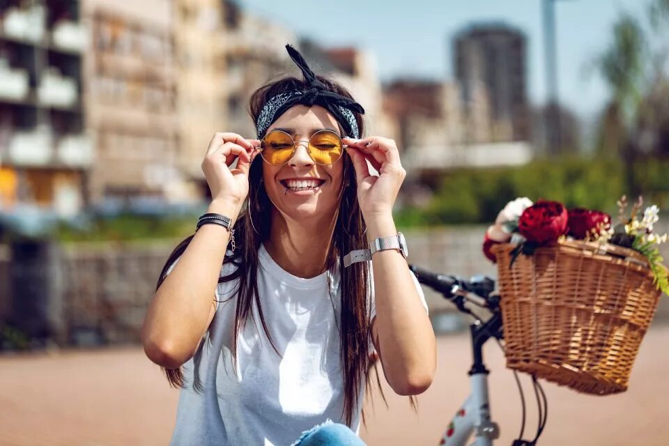 улыбка девушки. девушка улыбается прохожим. Dana kareglazaya в 2015. лицо доброго человека. Dana kareglazaya во весь рост.