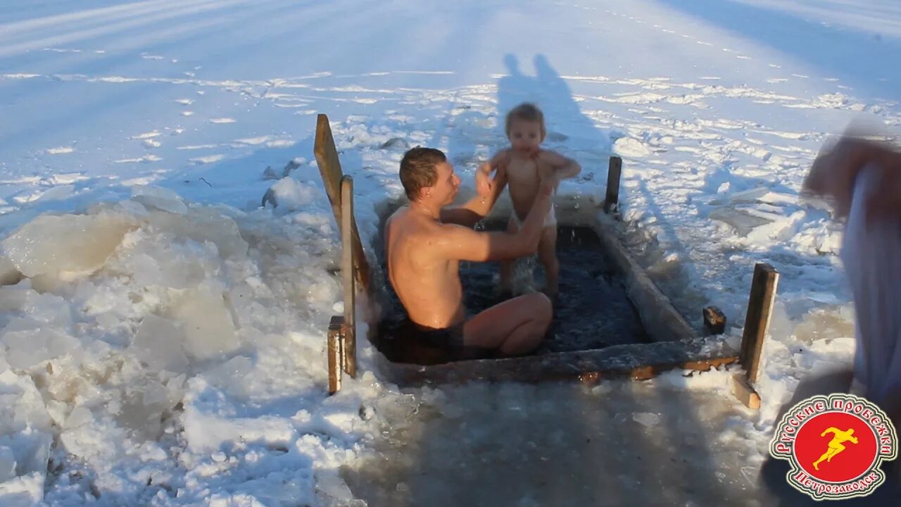 Стесняюсь ходить купаться. Закаливание водой. После купания я иду купаться. Крещенские купания дети. Женщина плавает.
