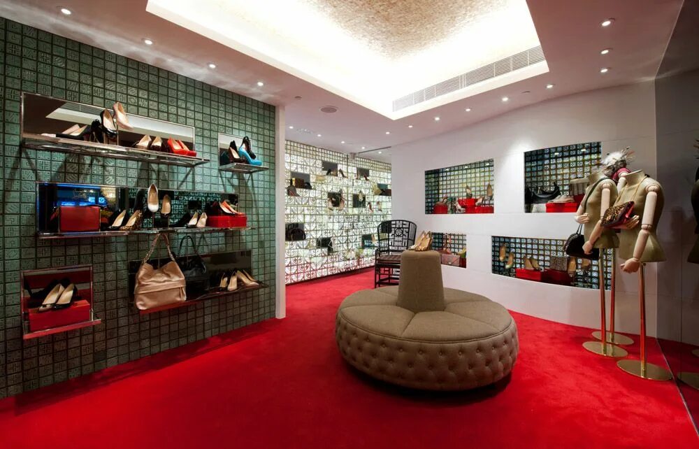 Цум залы. Бутик Christian louboutin. Christian louboutin Store. ЦУМ лабутены. Туфли в бутике ЦУМ.