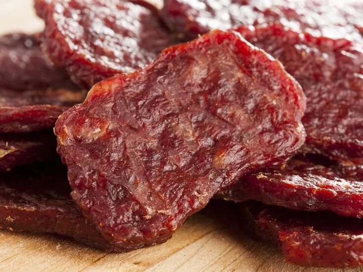 Making beef. Beef jerky. джерки сушеная говядина чеченской республики. говядина сушеная цвет. джерки фото мясные.